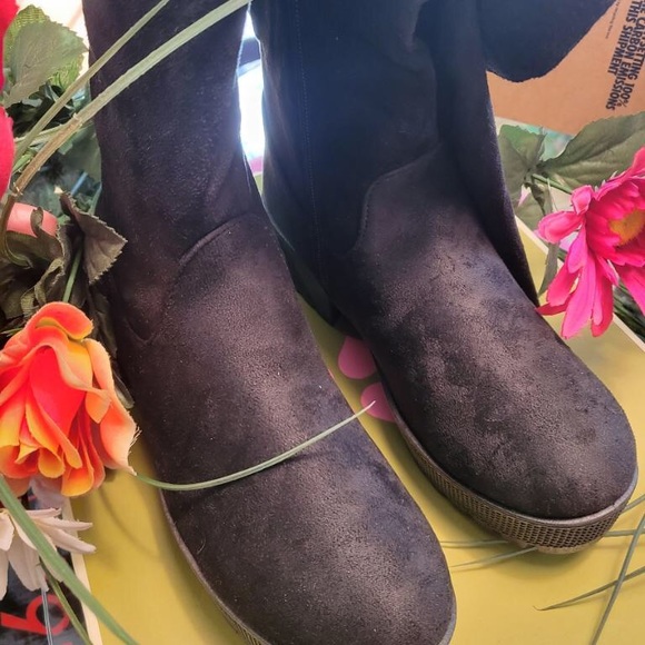 Rouge Knee-High Boots - Picture 6 of 6